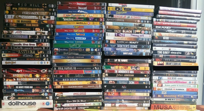 Iso läjä DVD-elokuvia ja sarjoja