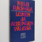Niilo Rauhala : Lumen ja auringon välissä : runoja - pikkukuva 1