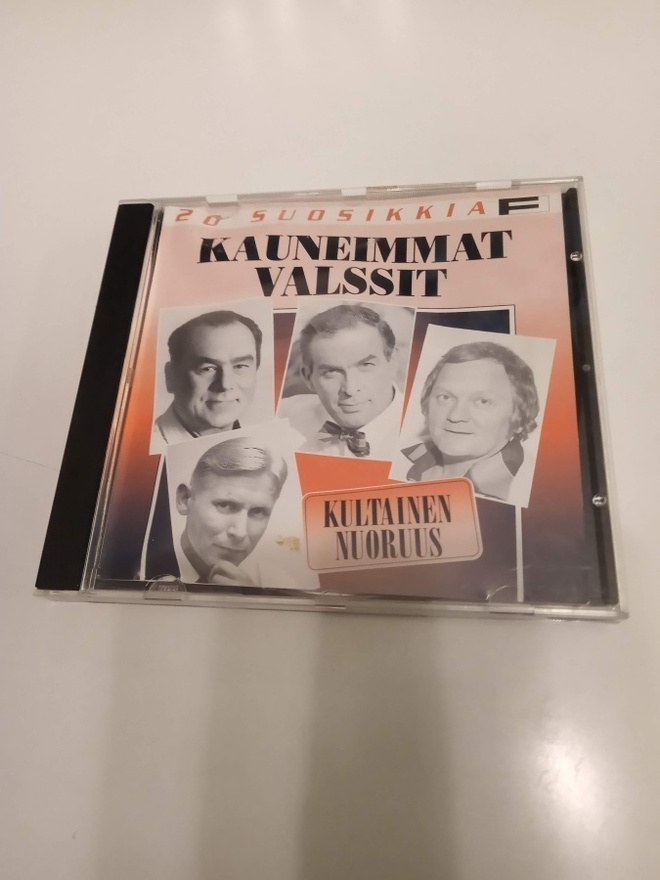 CD KAUNEIMMAT VALSSIT - 20 SUOSIKKIA  ( Sis.postikulut )