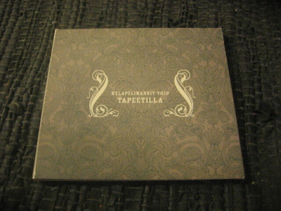 Kyläpelimannit-trio - Tapeetilla