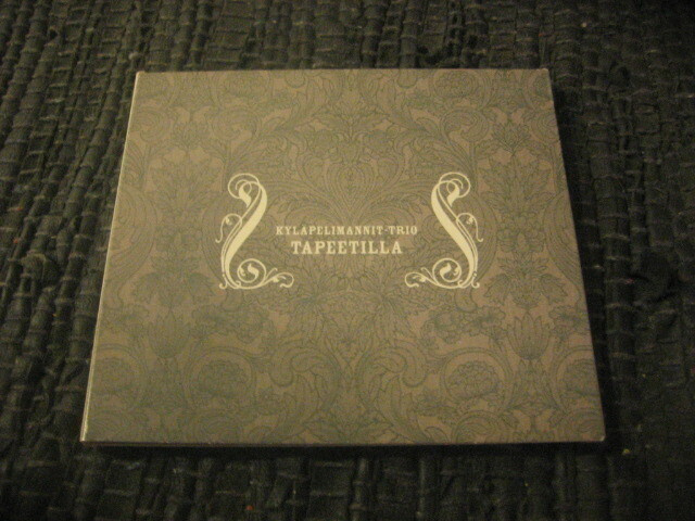 Kyläpelimannit-trio - Tapeetilla