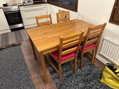 IKEA ruokapöytä + 4 tuolia