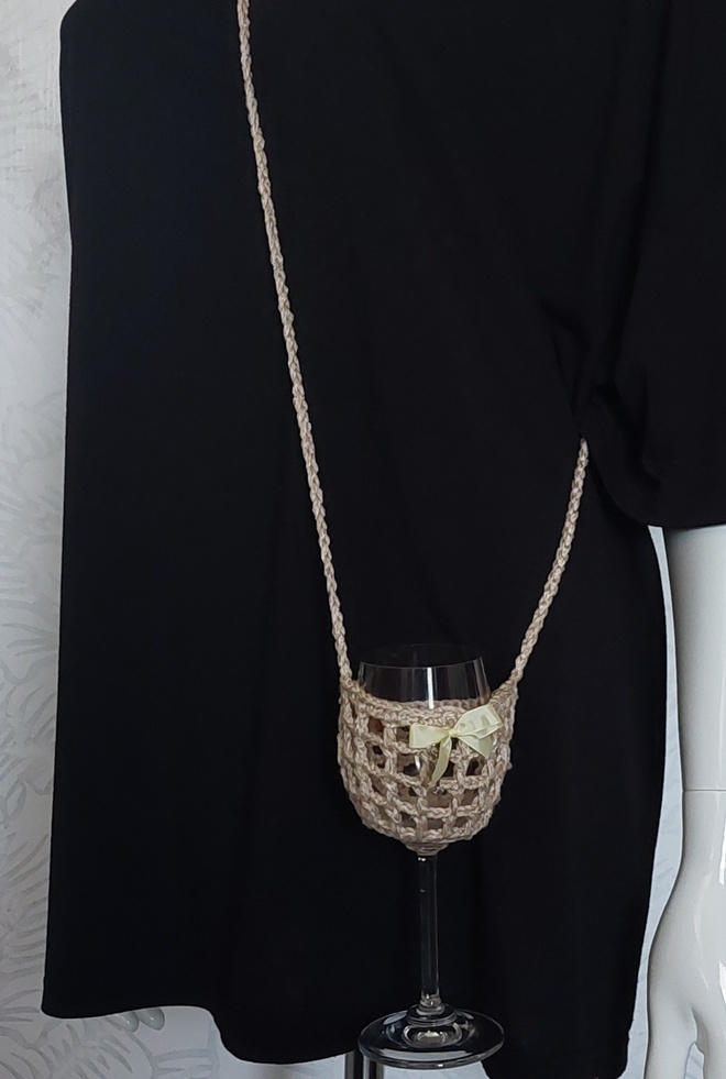 Alina´s Handmade virkattu viinilasinkantoapu