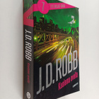 J. D. Robb : Kuolema ovella - pikkukuva 1