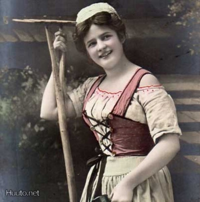 NAINEN / Kaunis tyttö, heinäharava ja kannu. 1900-l.