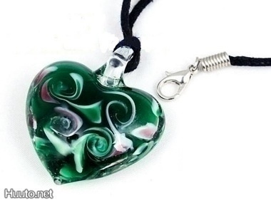 1020 .. Kaunis Sydän Lampwork Taidelasi .. Kaulakoru