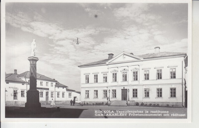Kokkola vapaudenpatsas ja raatihuone.