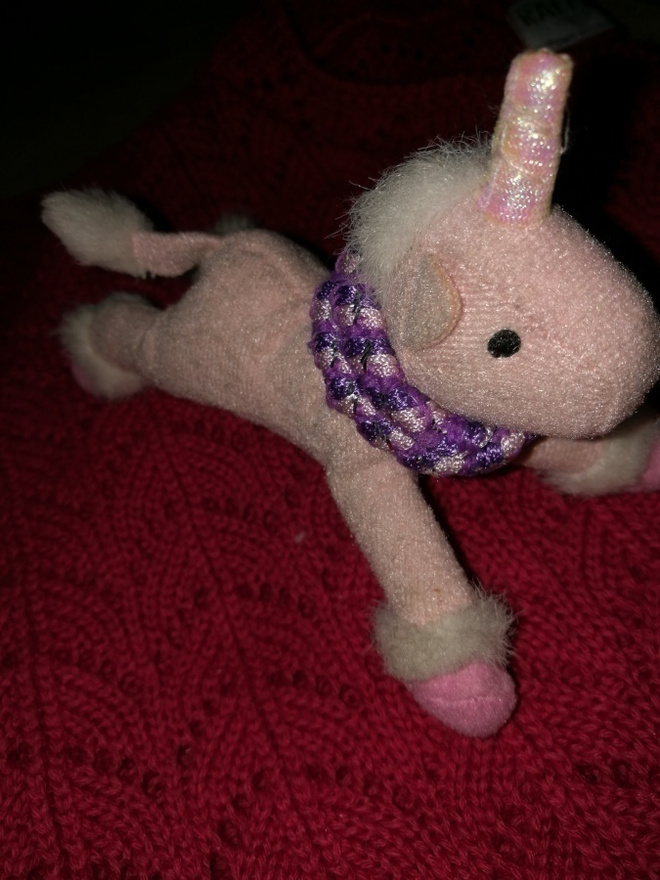 Pehmolelu 10 cm pitkä 1-sarvinen liikkuvat nivelet pinkki