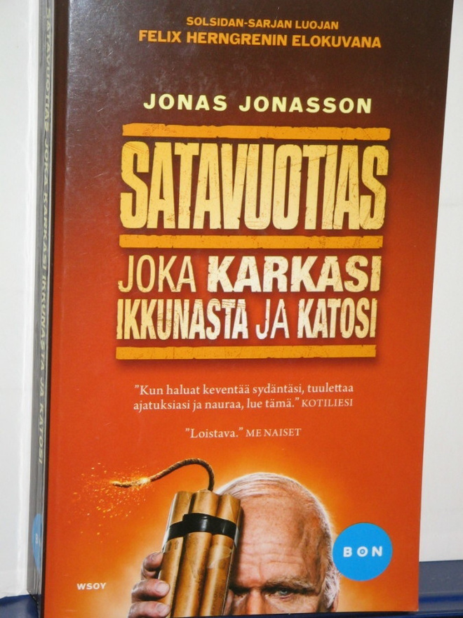 Jonas Jonasson : SATAVUOTIAS JOKA KARKASI IKKUNASTA JA KATOS