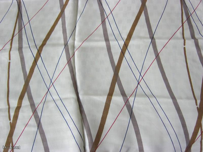 Asustekangas,beige-ruskea sävyinen. Pit. 130 cm, lev. 150 cm