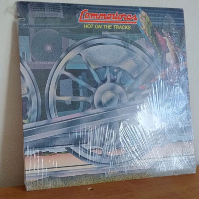 Commodores – Hot On The Tracks LP