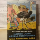 Alexander McCall Smith - Nainen joka käveli auringossa (sid) - pikkukuva 1