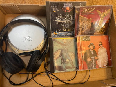 Sony Walkman sekä kuulokkeet ja cd-levyt jotka toimivia