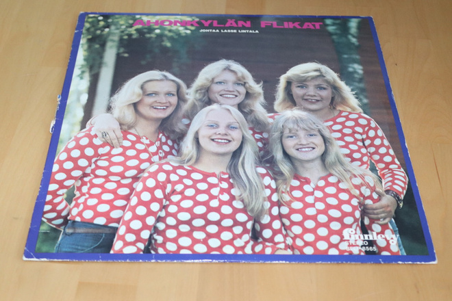 LP Ahonkylän Flikat johtaa Lasse Lintala ( 1975 )