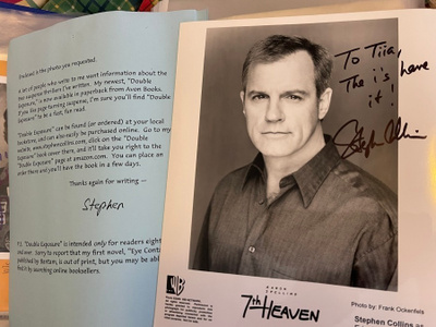 Näyttelijä Stephen Collins nimikirjoitus promokuvassa