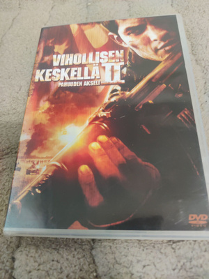 Vihollisen Keskellä II - Pahuuden Akseli (Nicholas Gonzalez)