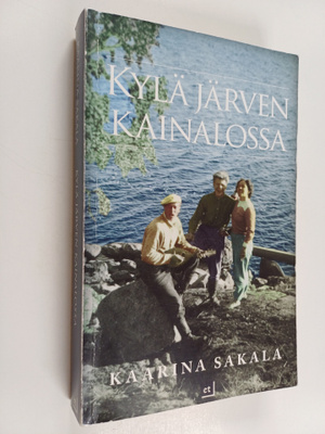 Kaarina Sakala : Kylä järven kainalossa romaani (signeera...