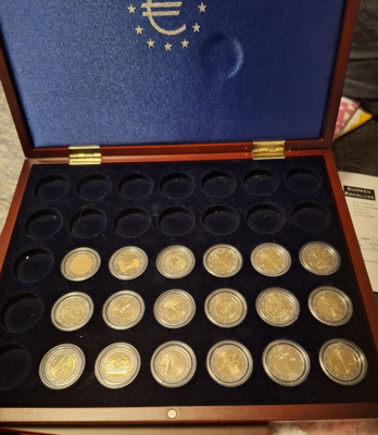 2€ juhlarahoja puisessa laatikossa. Suomi.16kpl