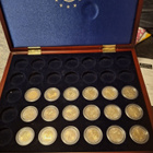 2€ juhlarahoja puisessa laatikossa. Suomi.16kpl - pikkukuva 1