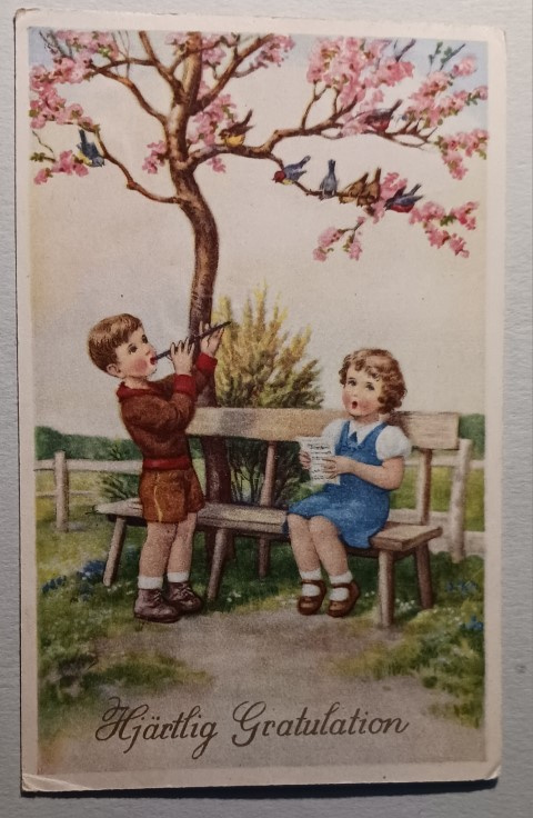 Pikkuleidi laulaa huilun säestyksellä onnittelut, kulk.