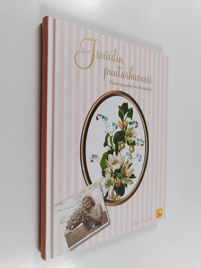 Sari Savikko : Isoäidin puutarhavuosi : neuvoja joka kuuk...