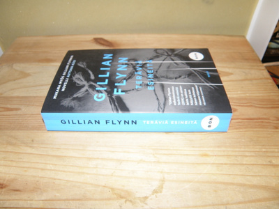 Gillian Flynn Teräviä esineitä (nidottu)