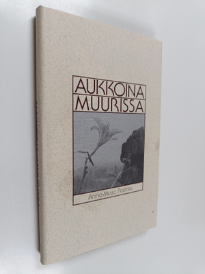 Anna-Maija Raittila : Aukkoina muurissa