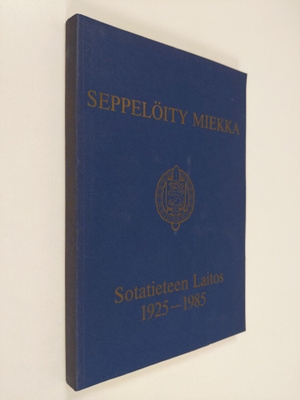 Mikko Viitasalo ym. : Seppelöity miekka - Sotatieteen lai...
