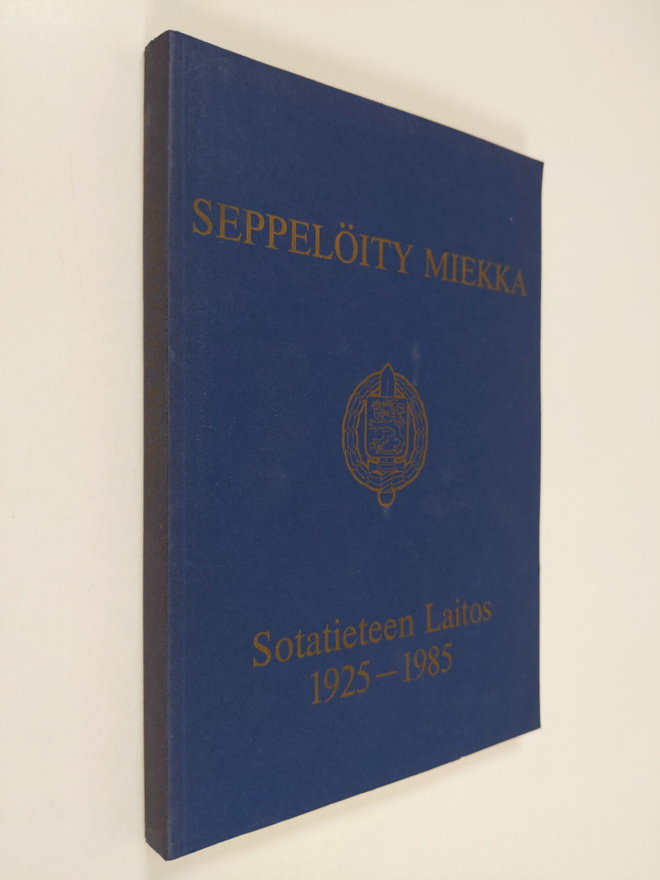 Mikko Viitasalo ym. : Seppelöity miekka - Sotatieteen lai...