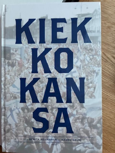Kiekkokansa	Benita Heiskanen ja Hannu Salmi	Teos	2015