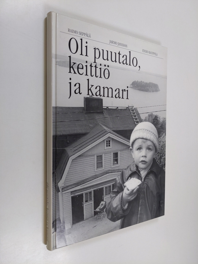 Oli puutalo, keittiö ja kamari