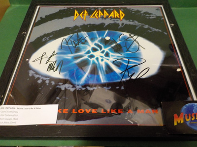 DEF LEPPARD TAULU NELJÄLLÄ NIMMARILLA