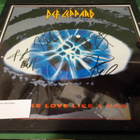 DEF LEPPARD TAULU NELJÄLLÄ NIMMARILLA - pikkukuva 1