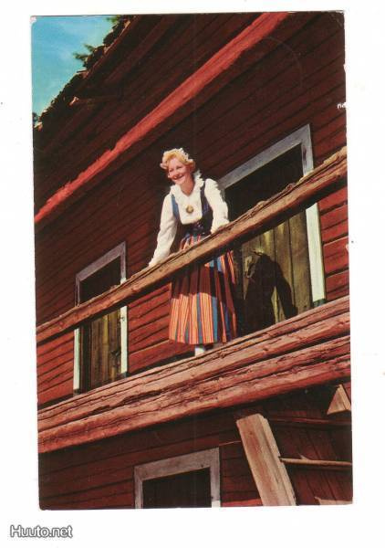KANSALLISPUKUINEN TYTTÖ AITAN PARVELLA