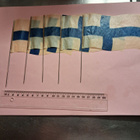 Suomen lippuja teräsneuloilla. Kääre ja 10 kpl. - pikkukuva 3