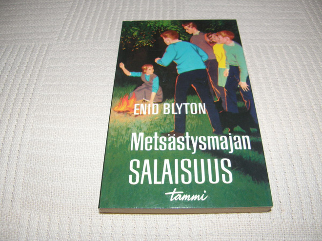 Enid Blyton Metsästysmajan salaisuus    -nid
