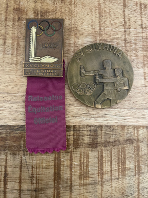 Olympiakisat Helsinki 1952 toimitsijamerkki ja mitalli