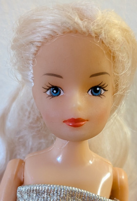 Söpö pikkunukke, Pamela Love