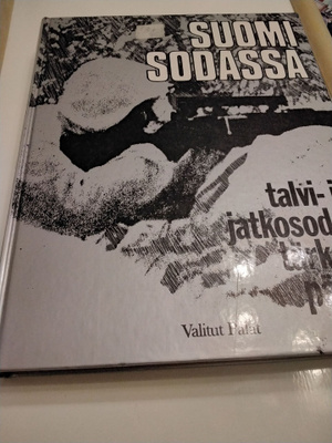 Paksu kirja Suomi sodassa.