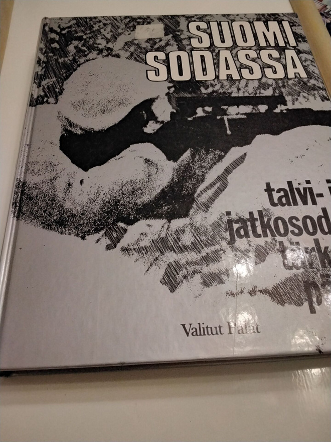 Paksu kirja Suomi sodassa.
