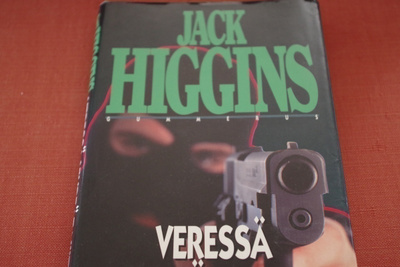 Jack Higgins: Veressä vihreät niityt (1995)