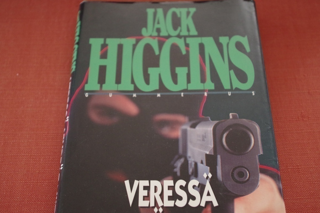 Jack Higgins: Veressä vihreät niityt (1995)