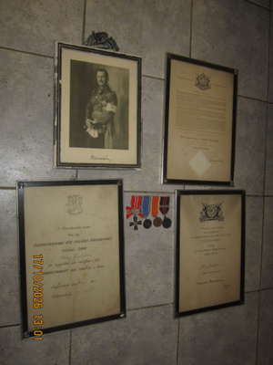 Mitaliripa,4 kpl ja 3 myöntökirjaa ja Mannerheim-kuva