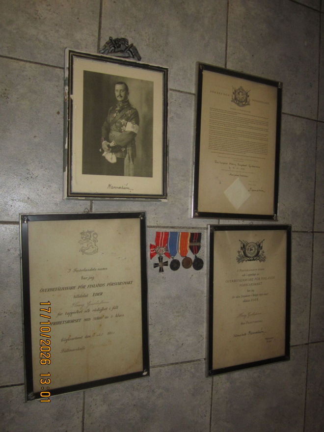 Mitaliripa,4 kpl ja  3 myöntökirjaa ja Mannerheim-kuva