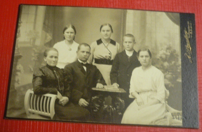 Iso vanha pahvivalokuva, Kolme sukupolvea kuvassa 1917