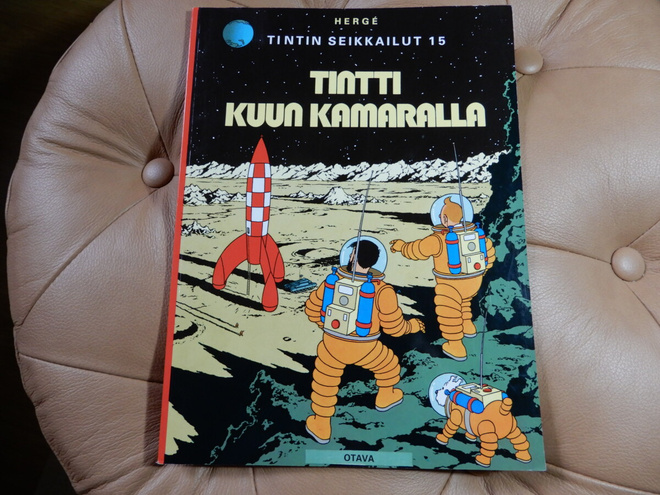 TINTIN SEIKKAILUT 15.  TINTTI KUUN KAMARALLA