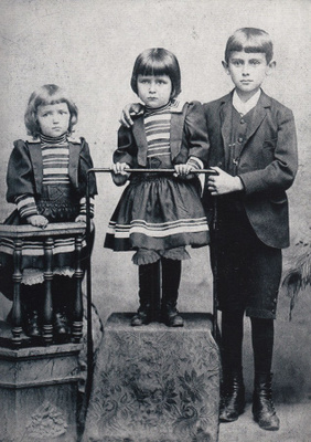 Franz Kafka lapsena siskojensa kanssa