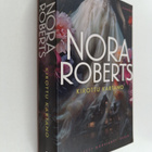 Nora Roberts : Kirottu kartano - pikkukuva 1