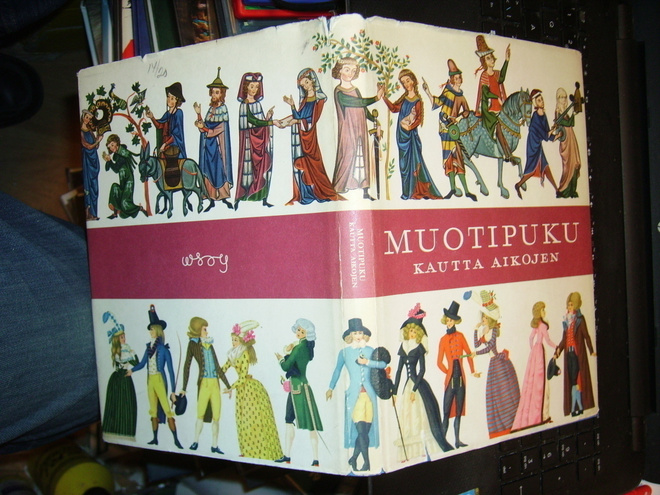 Hansen MUOTIPUKU KAUTTA AIKOJEN ( 1 p. 1957 ) Sis.pk:t