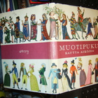 Hansen MUOTIPUKU KAUTTA AIKOJEN ( 1 p. 1957 ) Sis.pk:t - pikkukuva 1